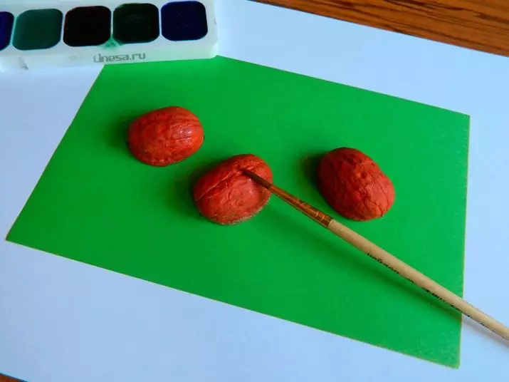 Ladybug din plasticină (40 de fotografii): Cum să-i faci copii din nuc și plasticină pas cu pas? Cum să faci o etapă cu un castan? Modelarea pe carton și Apple 27228_27