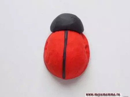 Ladybug z plastelínu (40 fotografií): Ako to, ako to urobiť deti z orechu a plastenín krok za krokom? Ako urobiť etapy s gaštanom? Modelovanie na kartón a Apple 27228_28