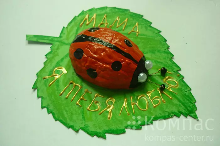 Ladybug a plaszticinból (40 fotók): Hogyan lehet az IT gyermekeket a dióból és a műanyagból lépésenként? Hogyan készítsünk egy fecsepést egy gesztenyével? Modellezés a karton és az alma 27228_30
