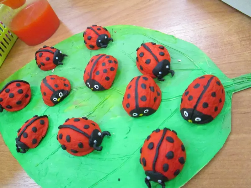 Ladybug a plaszticinból (40 fotók): Hogyan lehet az IT gyermekeket a dióból és a műanyagból lépésenként? Hogyan készítsünk egy fecsepést egy gesztenyével? Modellezés a karton és az alma 27228_31