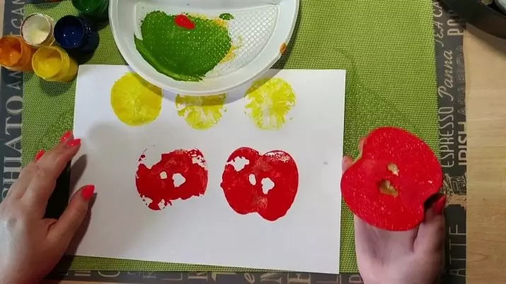 Ladybug nga plastike (40 foto): Si për të bërë atë fëmijë nga arre dhe plastike hap pas hapi? Si të bëni një fazat me një gështenjë? Modelimi në karton dhe mollë 27228_33