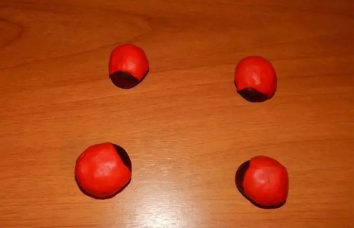 Ladybug z plastelínu (40 fotografií): Ako to, ako to urobiť deti z orechu a plastenín krok za krokom? Ako urobiť etapy s gaštanom? Modelovanie na kartón a Apple 27228_37