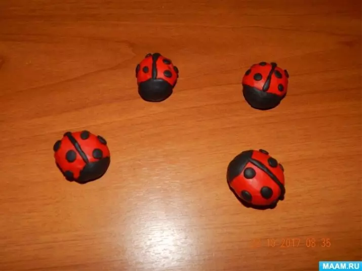 Ladybug fra plasticine (40 bilder): Hvordan gjøre det barn fra valnøtt og plasticine trinn-for-trinn? Hvordan lage et stadier med en kastanje? Modellering på papp og eple 27228_38