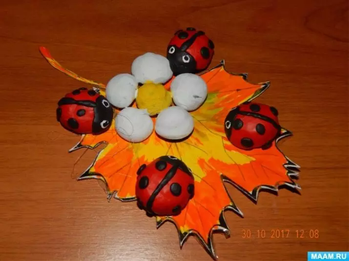 Ladybug z plastelínu (40 fotografií): Ako to, ako to urobiť deti z orechu a plastenín krok za krokom? Ako urobiť etapy s gaštanom? Modelovanie na kartón a Apple 27228_39