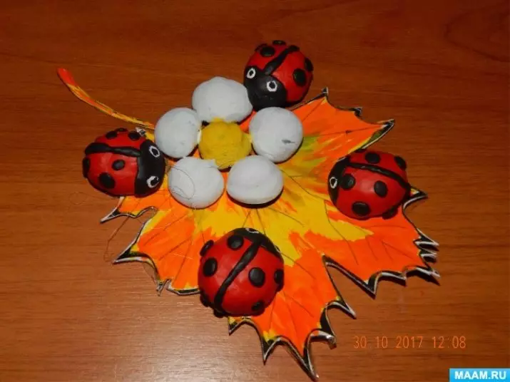 Ladybug van Plasticine (40 foto's): Hoe om dit kinders van okkerneut en plastiese stap-vir-stap te maak? Hoe om 'n stadium te maak met 'n kastaiingbruin? Modellering op karton en appel 27228_39