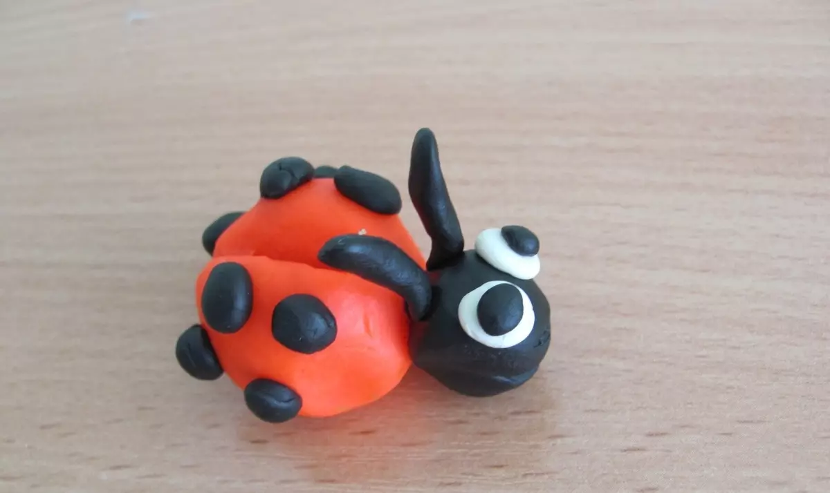 Ladybug iz plastelina (40 fotografija): Kako ga učiniti djecom od oraha i plastininski korak po korak? Kako napraviti faze s kestenom? Modeliranje na kartonu i jabuku 27228_4