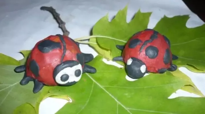 Ladybug van Plasticine (40 foto's): Hoe om dit kinders van okkerneut en plastiese stap-vir-stap te maak? Hoe om 'n stadium te maak met 'n kastaiingbruin? Modellering op karton en appel 27228_40