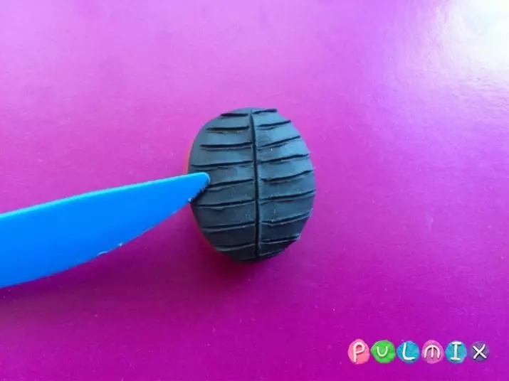 Ladybug од пластистина (40 фотографии): Како да ги направите деца од орев и пластински чекор-по-чекор? Како да направите фази со костен? Моделирање на картон и јаболко 27228_7