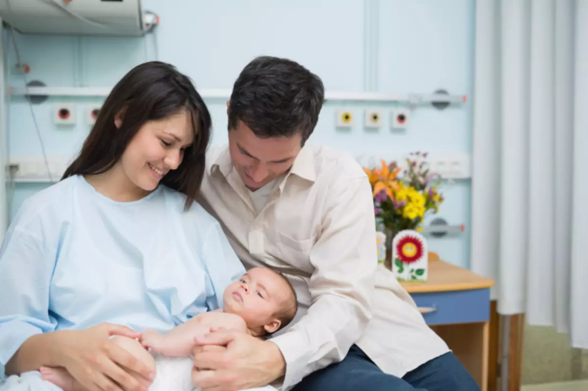 Сумка в роддом (104 фота): спіс неабходных рэчаў па пакетах, гатовыя будучыя бацькі, калі збіраць сумкі 2722_70