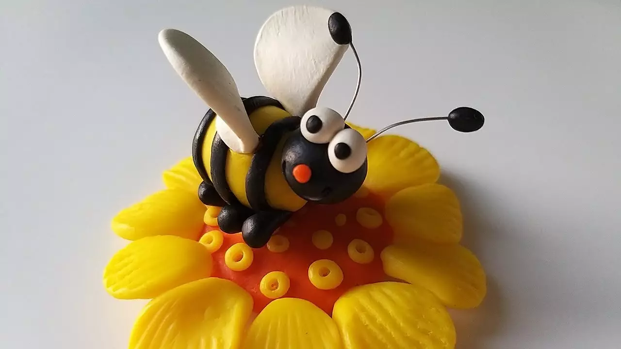 Bee från plasticine: Hur man gör en bi med ett lunged barn steg för steg? Hur man blinda Maya gör det själv? Master Class on Modeling Cheerful Bee