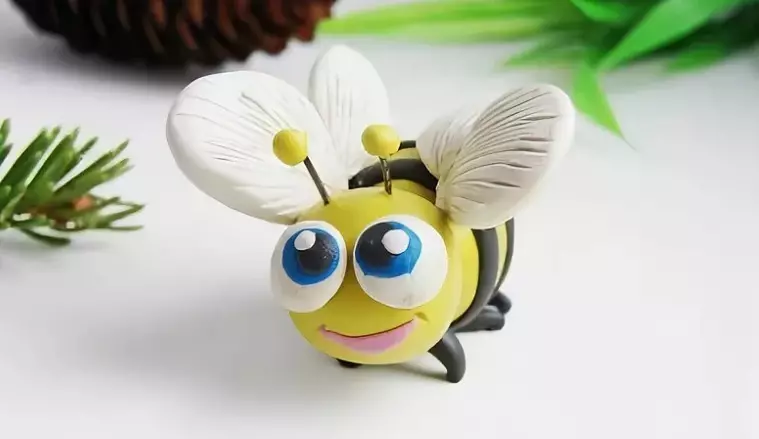 Bee aus Plastiks: Wéi eng Bee mat enger lungged Kanner Schrëtt fir Schrëtt ze maachen? Wéi geet et blann Maya et selwer? Master Class op Modeller lëschteg Béi 27230_16