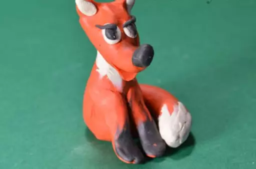 Fox från plasticine (43 foton): Hur man gör ett fästelement från plasticine och insatser steg för steg för barn? Hur man gör det nybörjare med egna händer? 27231_19