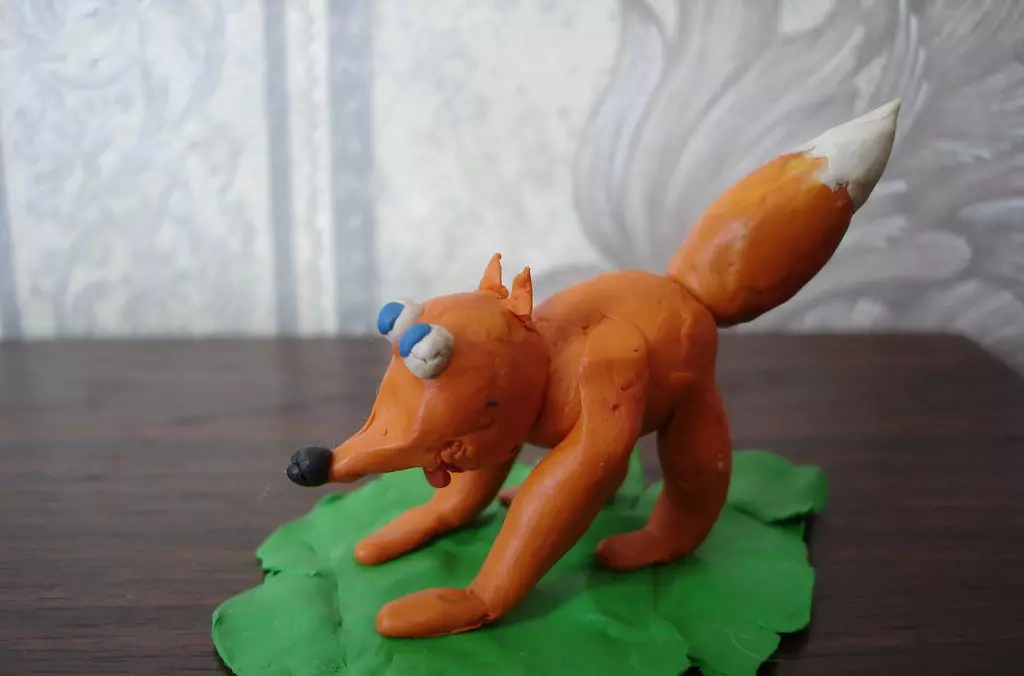 Fox fra plasticine (43 bilder): Hvordan lage en festeanord fra plasticine og stikker trinn for trinn for barn? Hvordan gjøre det nybegynner med egne hender? 27231_21