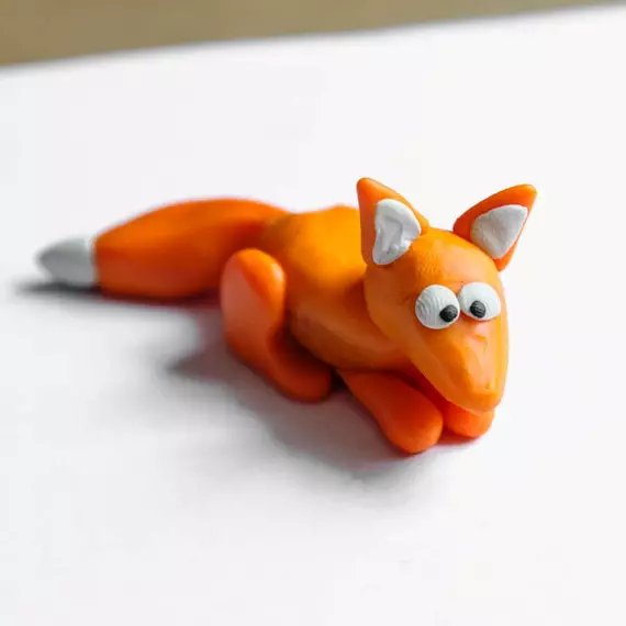 Fox från plasticine (43 foton): Hur man gör ett fästelement från plasticine och insatser steg för steg för barn? Hur man gör det nybörjare med egna händer? 27231_4