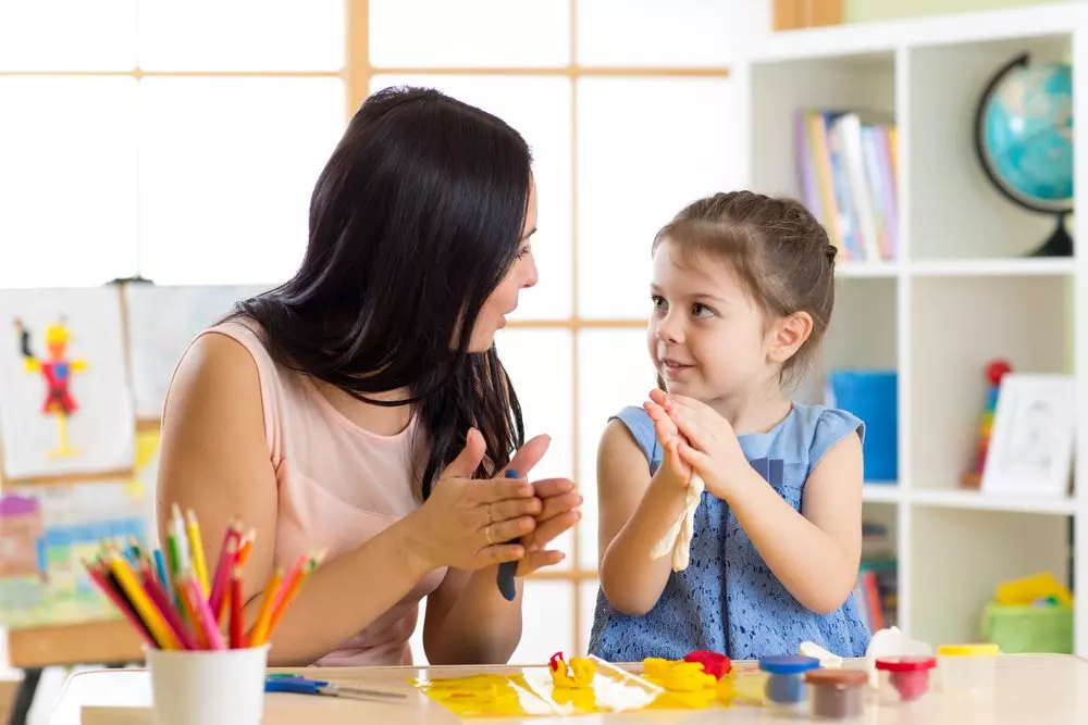 תות הפלסטיקון: איך לעשות ילדים תות צעד צעד אחר צעד? מה אתה צריך לעוור אותו? 27233_18