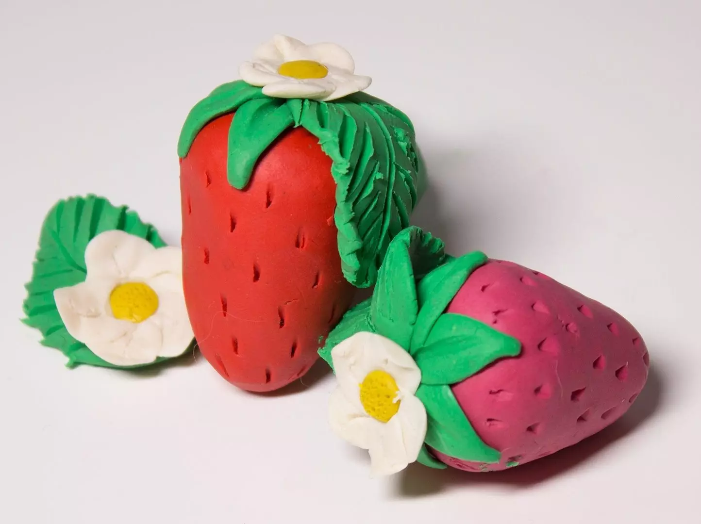 Strawberry los ntawm Plasticine: yuav ua li cas yuav ua rau ib tug pos nphuab cov me nyuam kauj ruam yog kauj ruam? Yuav ua li cas koj yuav tsum dig muag nws? 27233_2