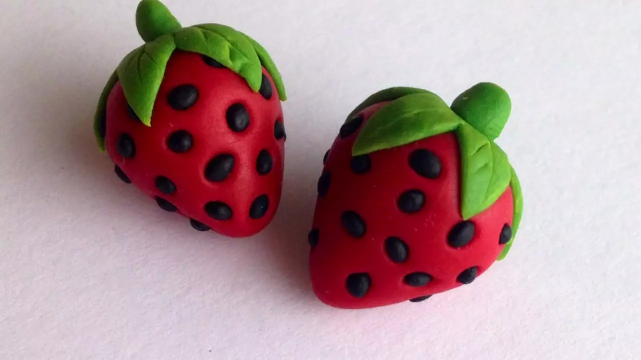 Jordgubbe från plasticine: Hur man gör en jordgubbsbarn steg för steg? Vad behöver du blinda det? 27233_3