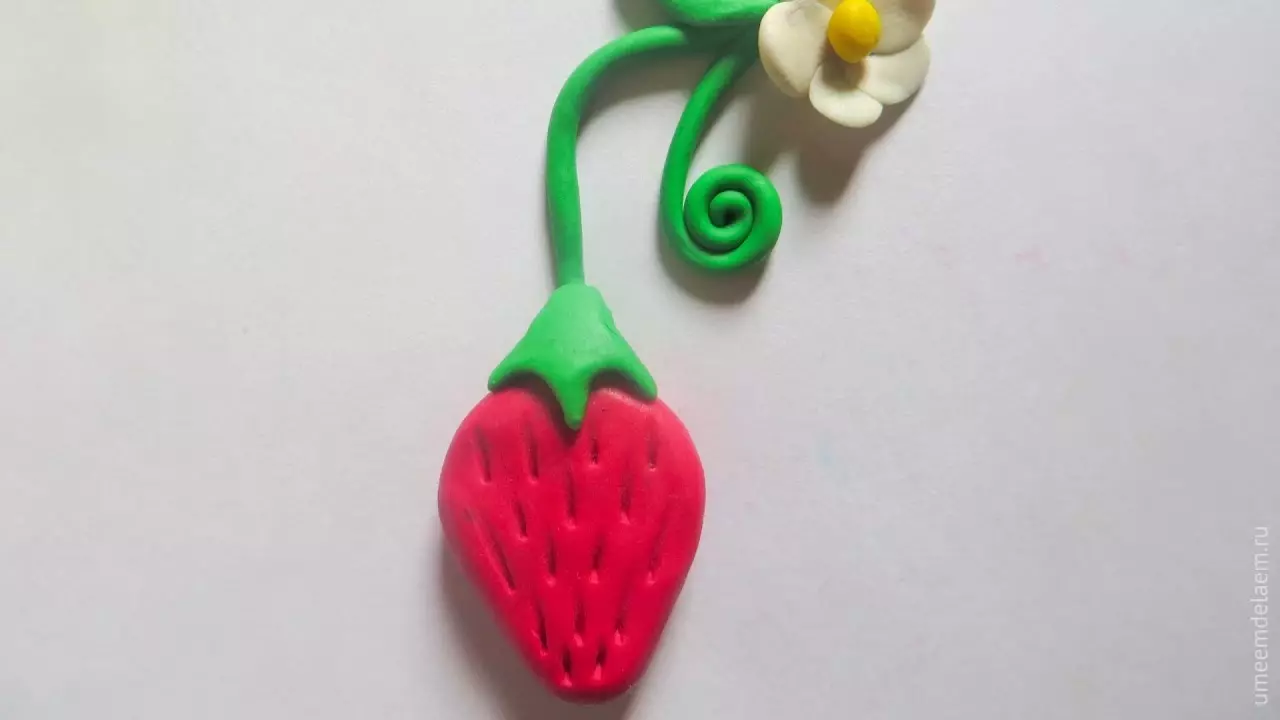 Jordgubbe från plasticine: Hur man gör en jordgubbsbarn steg för steg? Vad behöver du blinda det? 27233_4