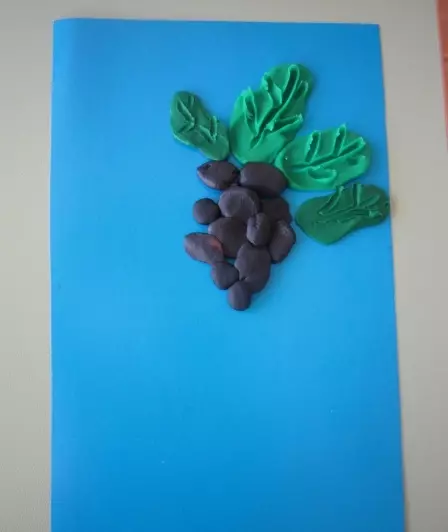 Druiven van plasticine: bladmodellering voor kinderen. Hoe maak je een druivenbos met je eigen handen stap voor stap? Hoe maak je het op karton? 27234_11