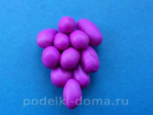 Winogrona z plasteliny: modelowanie arkusza dla dzieci. Jak zrobić wiązkę winogron z własnymi rękami krok po kroku? Jak zrobić go na kartonie? 27234_14