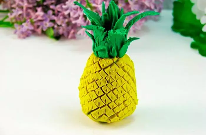 Pineapple mula sa plasticine: Paano ito hakbang-hakbang sa mga bata? Ano ang kailangan mong gumawa ng pinya? Mga tip sa pagtula