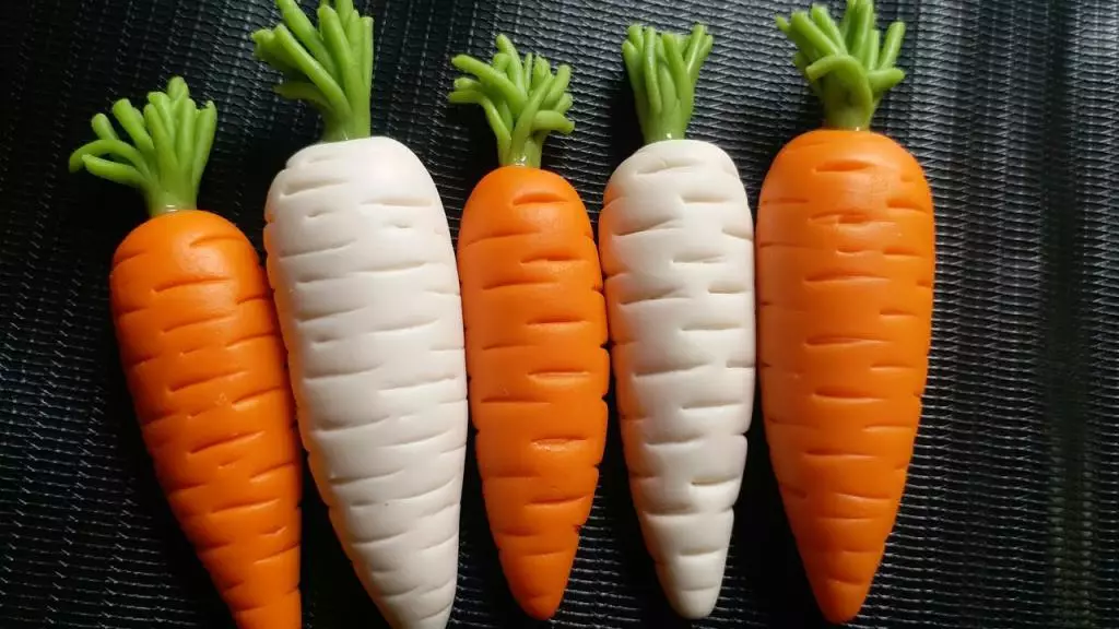 प्लॅस्टिकइन गाजर: अवस्थेतील मुलांना गाजर कसे बनवायचे? आपल्याला ते काय करावे लागेल? घालणे टिपा