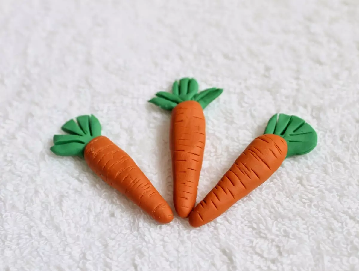 Plasticine Carrots: Paano gumawa ng mga karot sa mga bata sa yugto? Ano ang kailangan mong gawin ito? Mga tip sa pagtula 27236_2