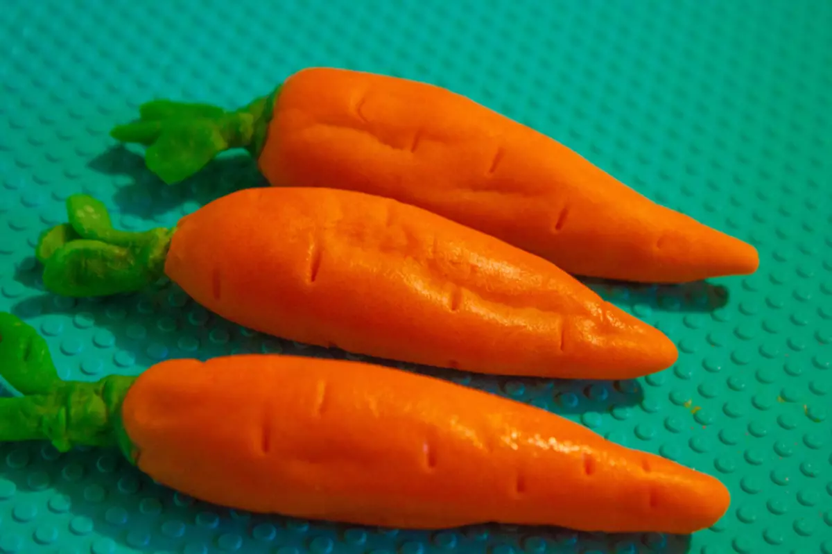 Моркву з пластыліну: як зляпіць моркву дзецям паэтапна? Што трэба, каб яе зрабіць? Парады па лепцы 27236_3