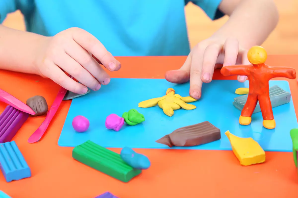 Cà rốt plasticine: Làm thế nào để tạo cà rốt cho trẻ em trong các giai đoạn? Bạn cần làm gì? Mẹo về việc đặt. 27236_4