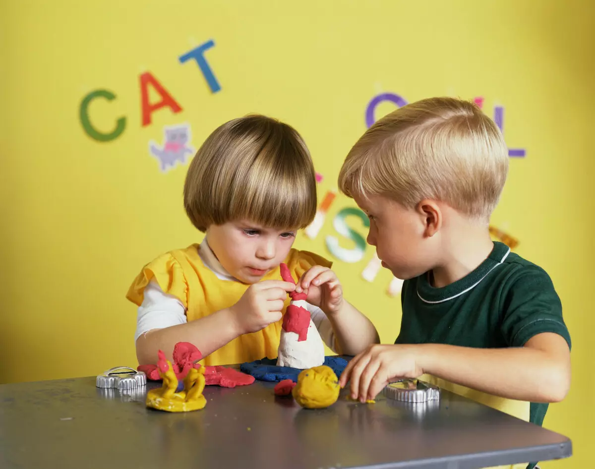 Plasticine Wortelen: Hoe wortelen naar kinderen in fasen maken? Wat heb je nodig om het te doen? Tips voor het leggen 27236_5