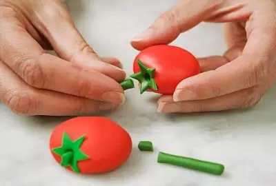 Paradižnik iz plastika: Kako narediti preprost paradižnik in oko z očmi koraka obvoda? Nasveti za modeliranje otrok 27237_15