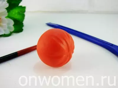 Tomato van Plasticine: Hoe om 'n eenvoudige tamatie en die oog te maak met die oë van stap omseil? Wenke vir die modellering van kinders 27237_6