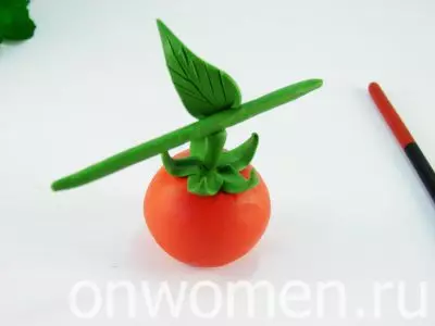 Tomato van Plasticine: Hoe om 'n eenvoudige tamatie en die oog te maak met die oë van stap omseil? Wenke vir die modellering van kinders 27237_8