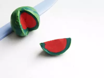 Lubenica iz plastike: Kako narediti rezalnik stopenj za otroke? Na srečo celotno lubenica korak za korakom. Kaj morate narediti lubenica? 27239_15