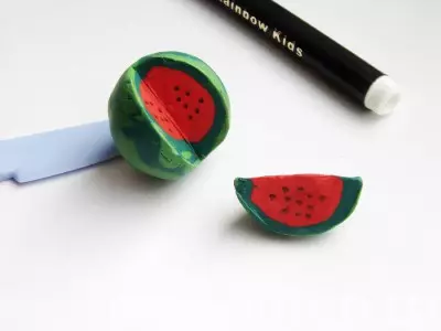 Melancia de plasticina: Como fazer uma fatia de etapas para as crianças? Sorte de uma melancia inteira passo a passo. O que você precisa para fazer a melancia? 27239_16