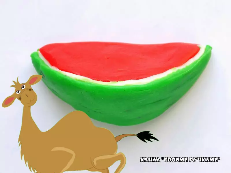 Lubenica iz plastike: Kako narediti rezalnik stopenj za otroke? Na srečo celotno lubenica korak za korakom. Kaj morate narediti lubenica? 27239_19