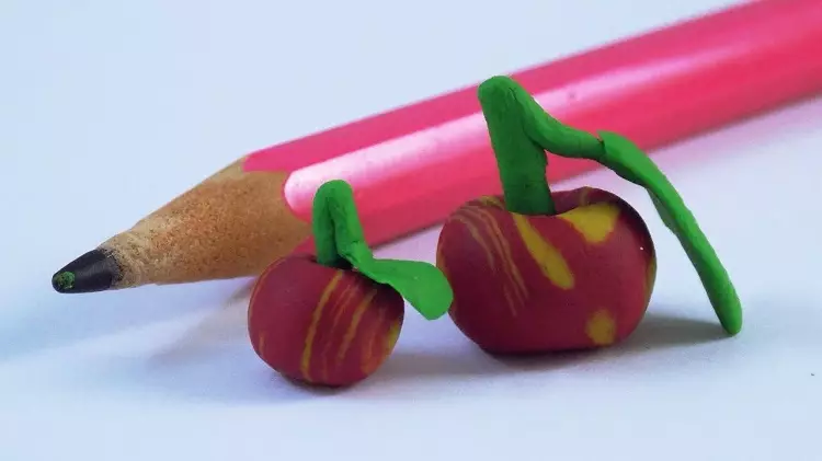 Plasticine에서 사과 : 애플 아이들을 단계별로 만드는 방법? 바구니에 사과 모델링 자신을하십시오