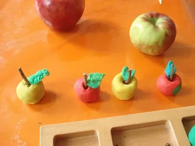 אפל הפלסטיקסטינה: כיצד להפוך את אפל ילדים צעד אחר צעד? דוגמנות תפוחים בסל לעשות את זה בעצמך 27240_3
