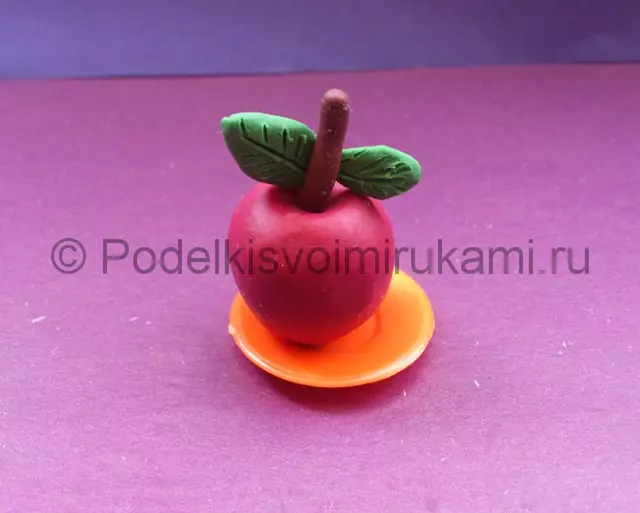 Apple från plasticine: Hur man gör Apple Barn steg för steg? Modellerande äpplen i korgen gör det själv 27240_5