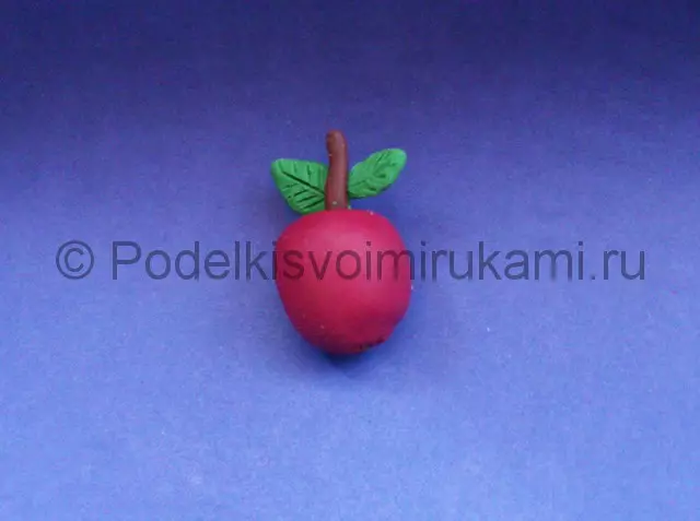 Apple från plasticine: Hur man gör Apple Barn steg för steg? Modellerande äpplen i korgen gör det själv 27240_8