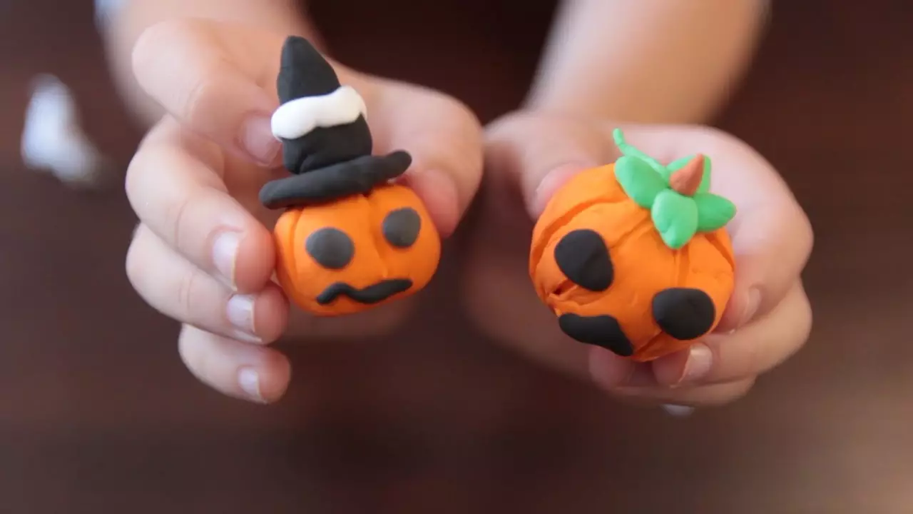 Citrouille de pâte à modeler: Comment faire un beau métier aux enfants de vos propres mains? Comment faire une citrouille sur Halloween étape par étape?