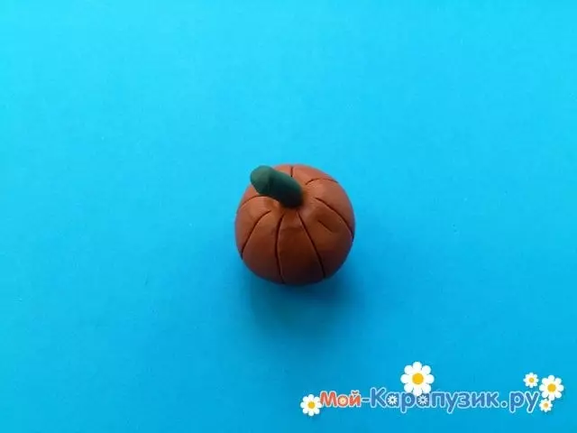 Pumpkin of Plasticine: Meriv çawa bi destên xwe bi zarokên xwe re keriyek xweş çêbikin? Meriv çawa li ser pêngava Halloween Pumpkin çêbikin? 27242_13