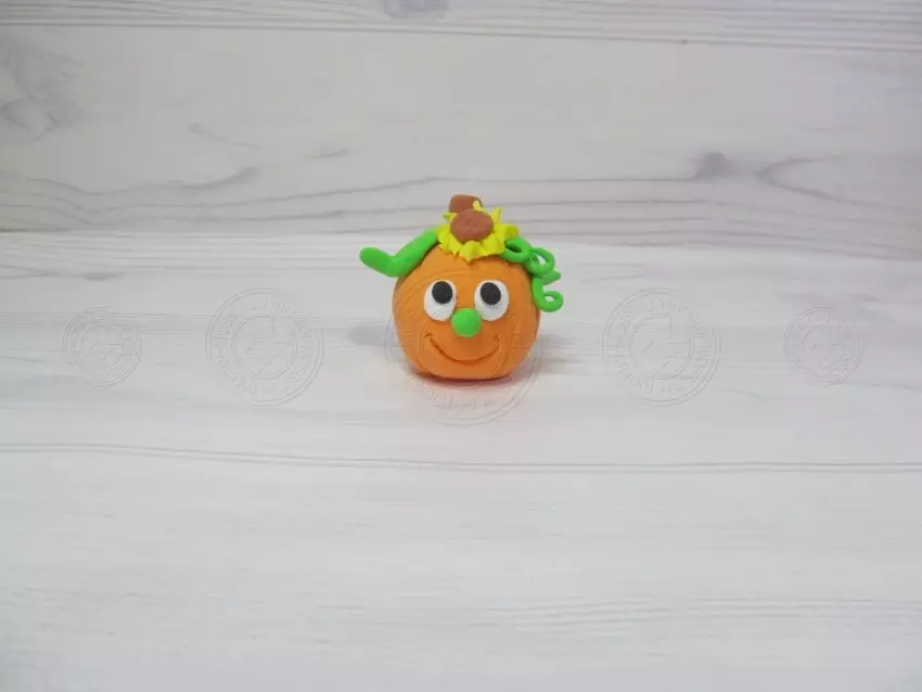 Pumpkin of Plasticine: Meriv çawa bi destên xwe bi zarokên xwe re keriyek xweş çêbikin? Meriv çawa li ser pêngava Halloween Pumpkin çêbikin? 27242_23