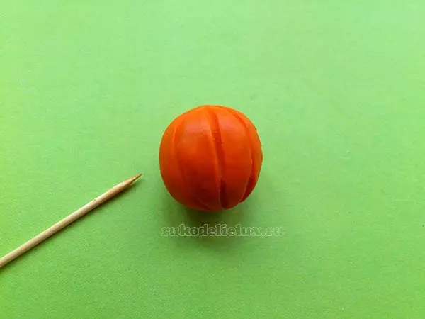 Pumpkin plastelina: kako napraviti prekrasan zanat na djecu sa svoje ruke? Kako napraviti bundeva na Halloween korak-po-korak? 27242_27