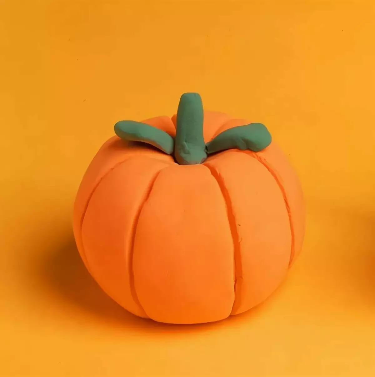 Kürbis von Plastilin: So machen Sie ein schönes Handwerk mit Kindern mit Ihren eigenen Händen? Wie erstellen Sie einen Kürbis auf Halloween Schritt-für-Schritt? 27242_3
