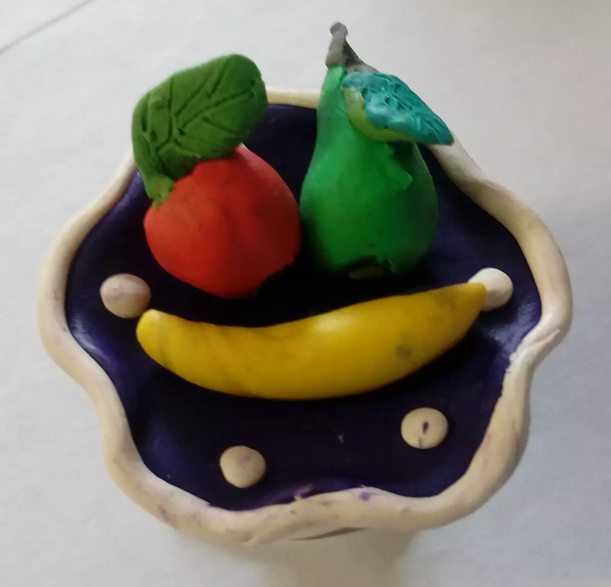 Fruits de plastilina (43 fotos): cistella de modelatge de fruites per a nens. Com esculpir el gerro amb fruites de plastilina lleugera? Què més pot fer? 27243_23