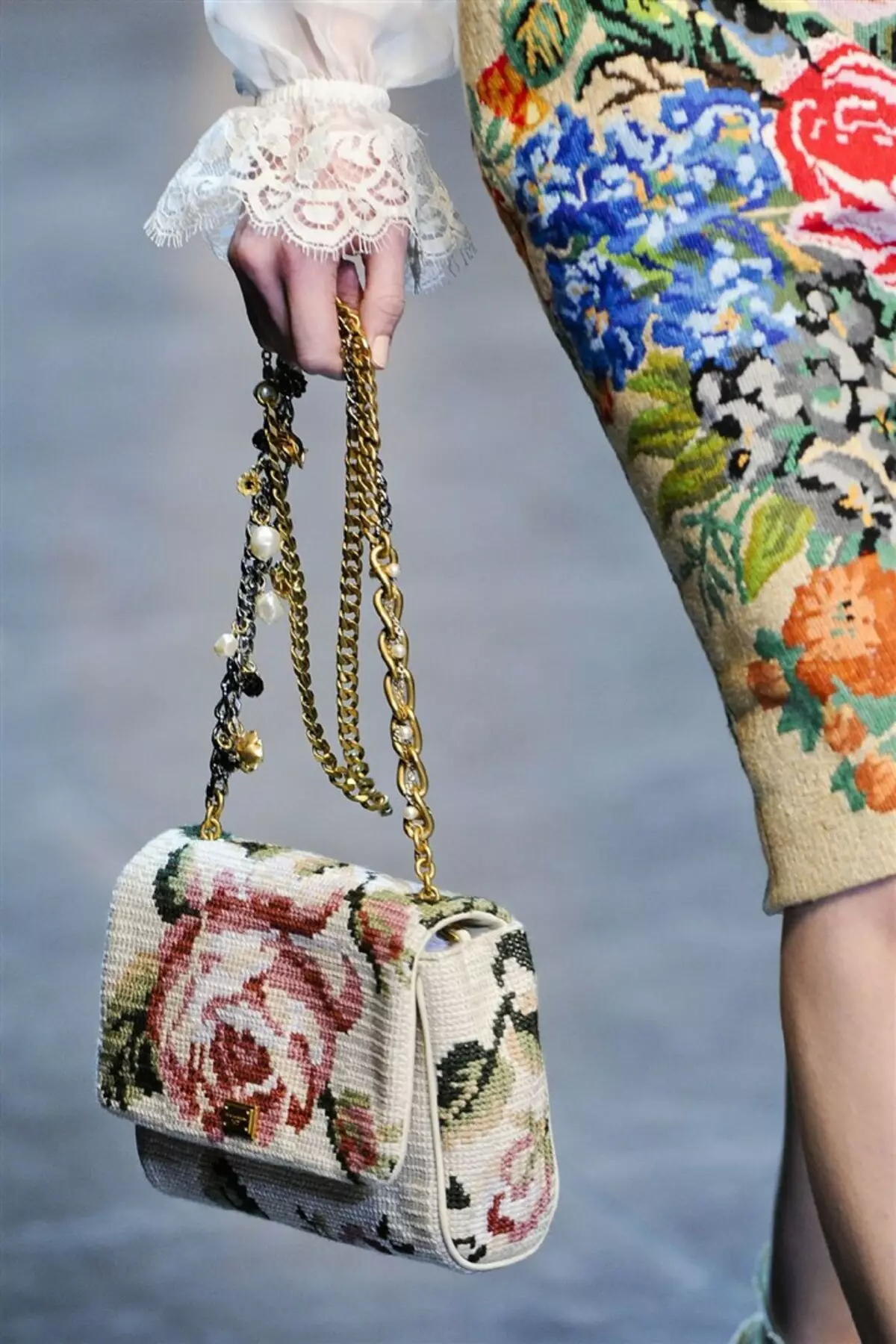 کیسه های Appliqué، چاپ (75 عکس): مدل های زنان با نقاشی های گل و نقاشی، با چه چیزی باید بپوشید 2737_43