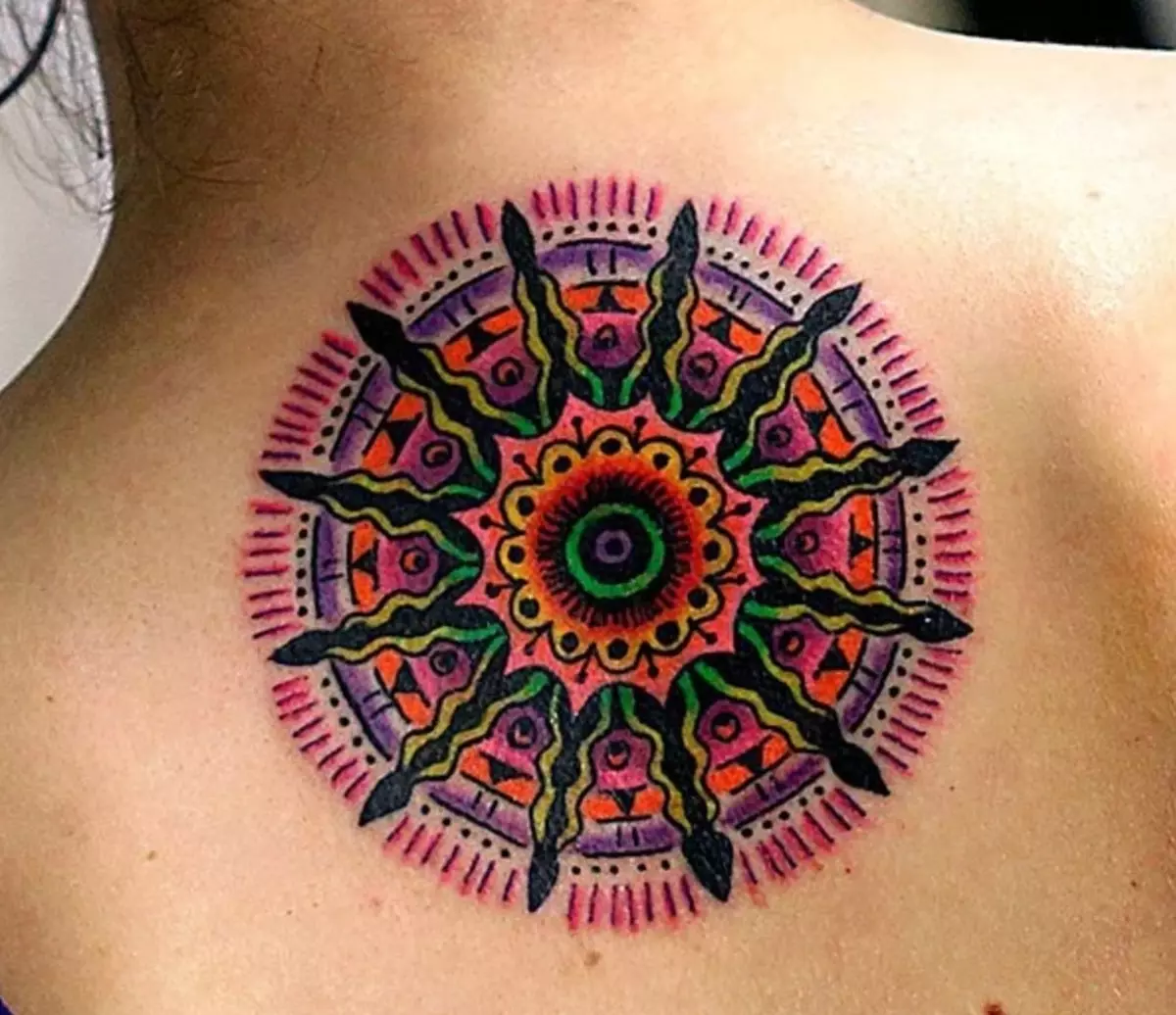 Tatuatge "Cercle": valor i esbossos de tatuatges rodó, negre i vermell, cercles, semicercles de soldadura i un altre tatuatge en forma de cercles