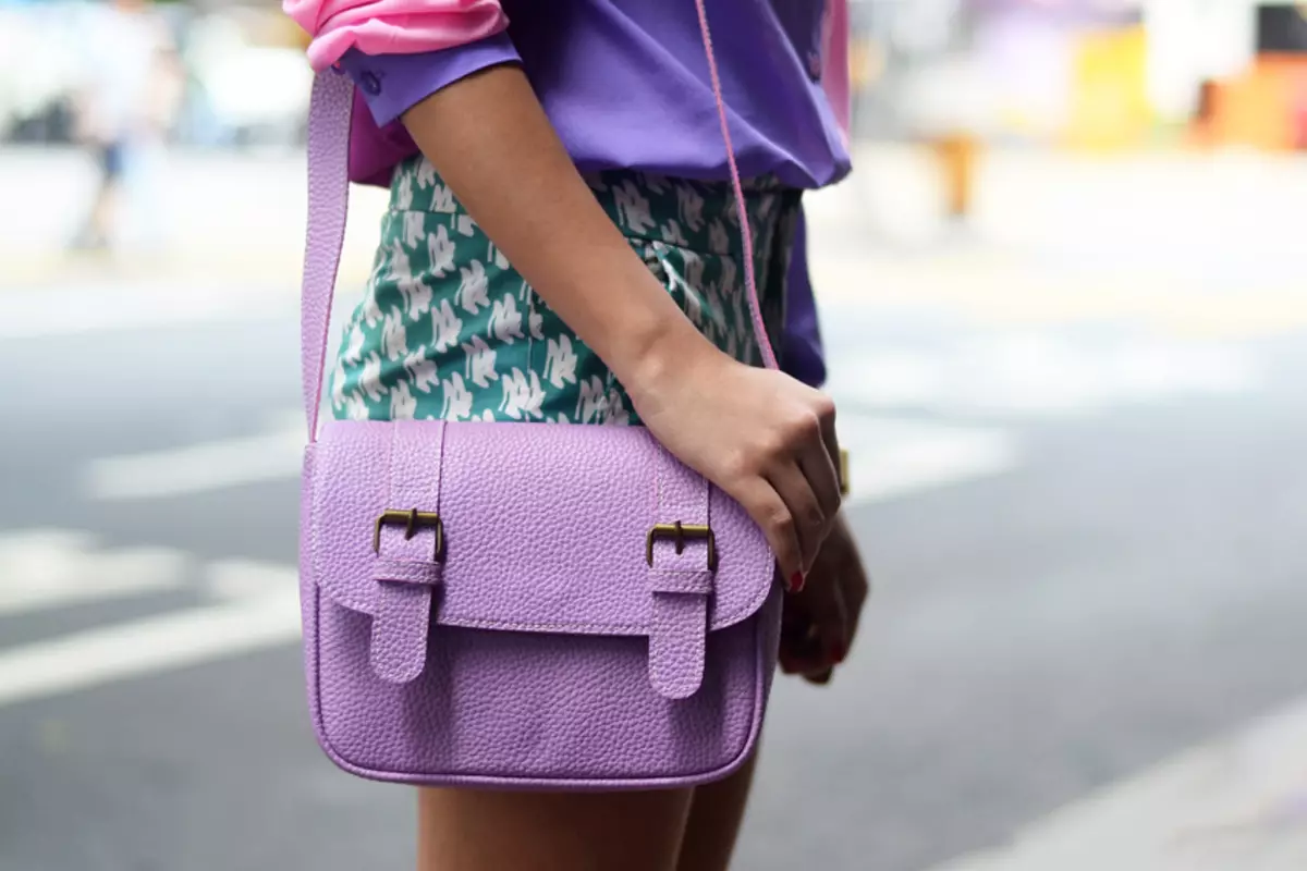 С чем носить фиолетовую сумку летом
