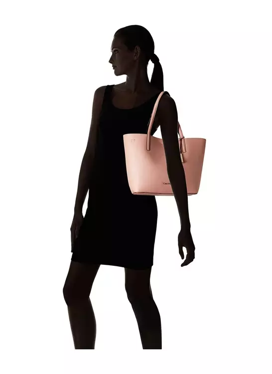 Calvin Klein Bag (83 foto): Modelli da donna, collezione Jeans 2756_50